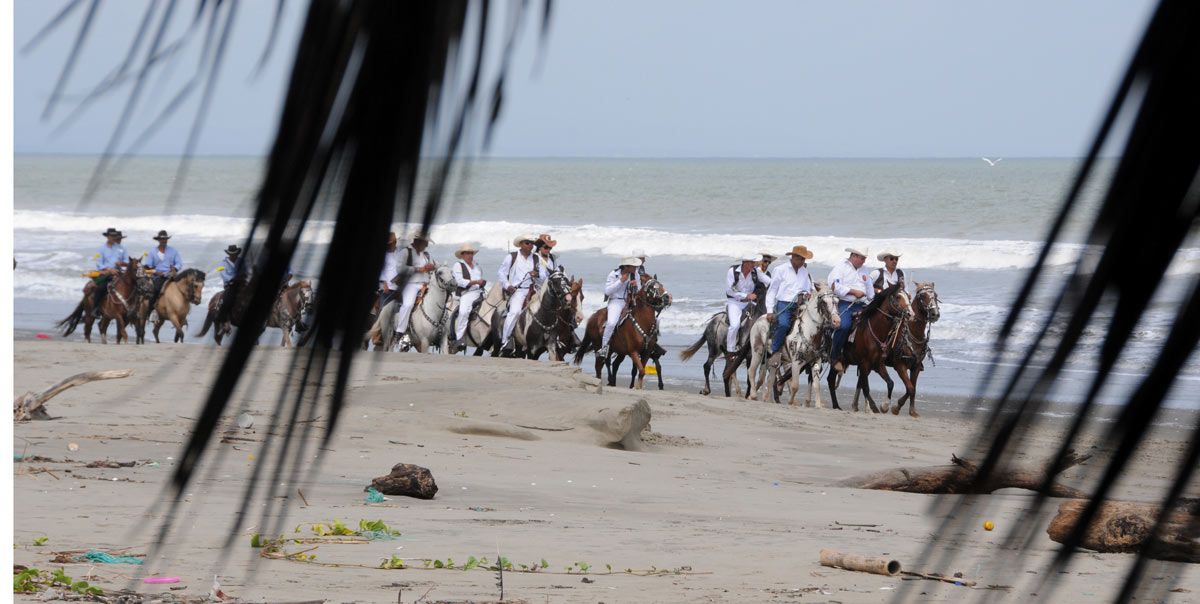 Cabalgata con más de 300 jinetes, un récord en arena