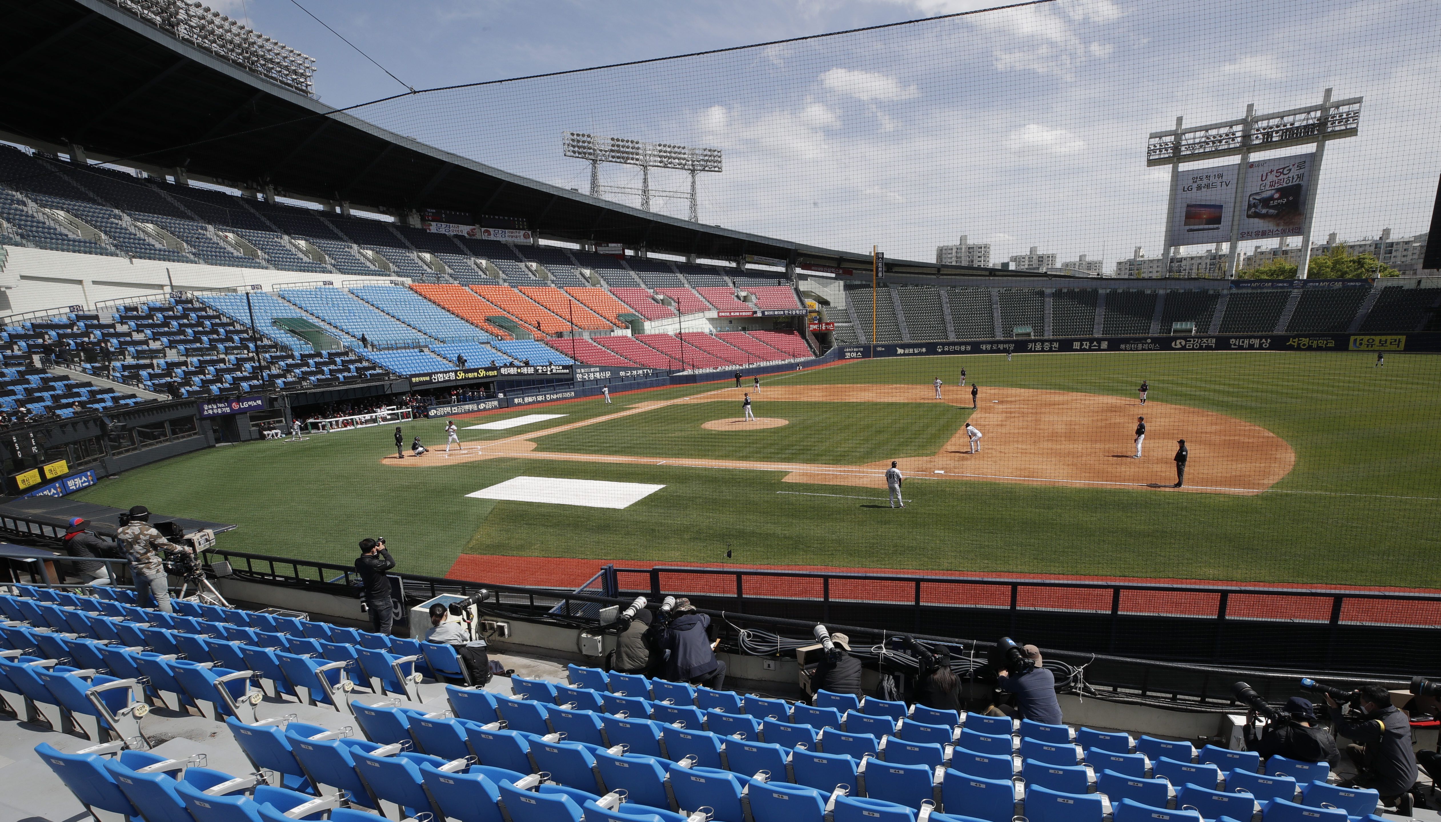 Our First KOREAN BASEBALL GAME in Seoul, South Korea 