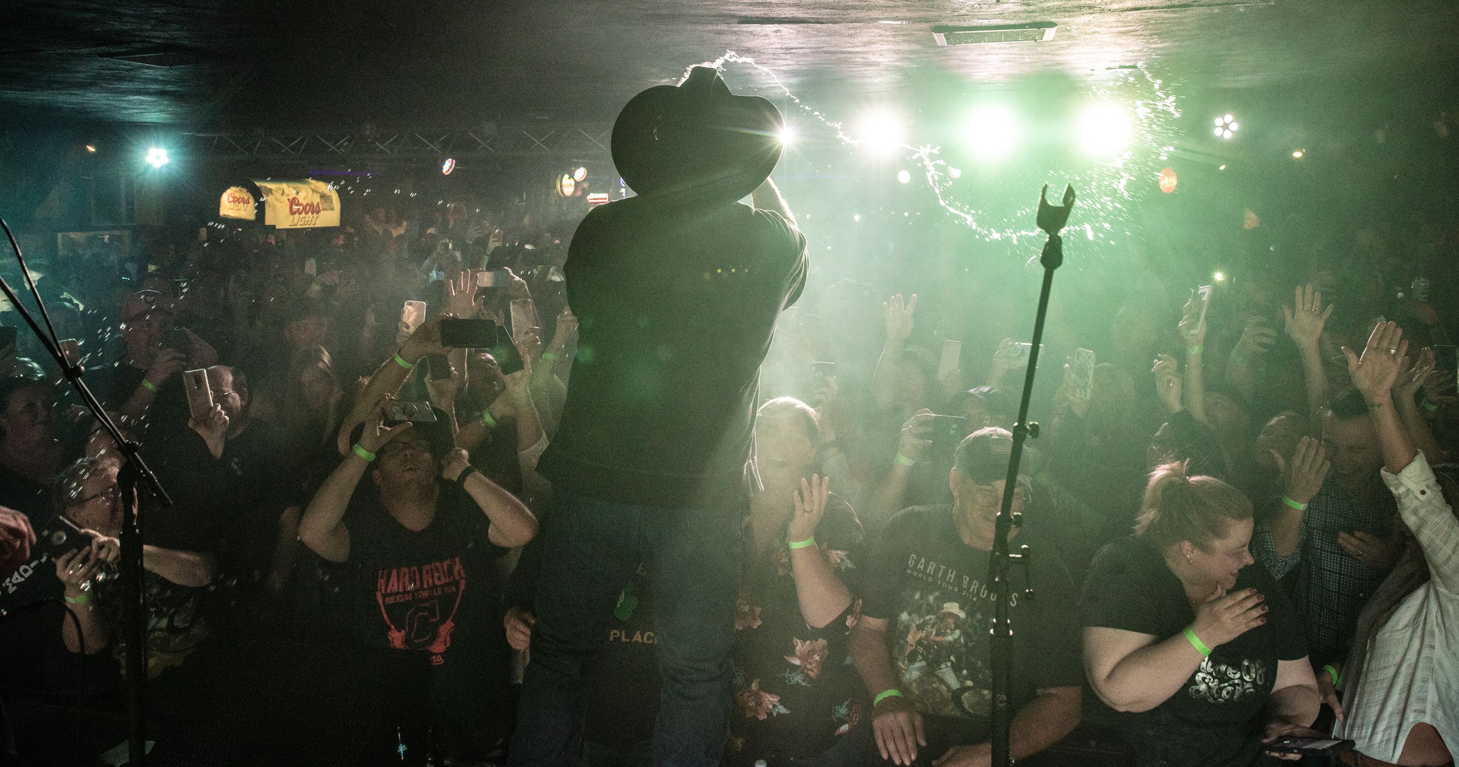 Garth Brooks Rekindles His Love Affair With Dive Bars With Hot Sweaty Wonderful Dusty Armadillo Gig Cleveland Com