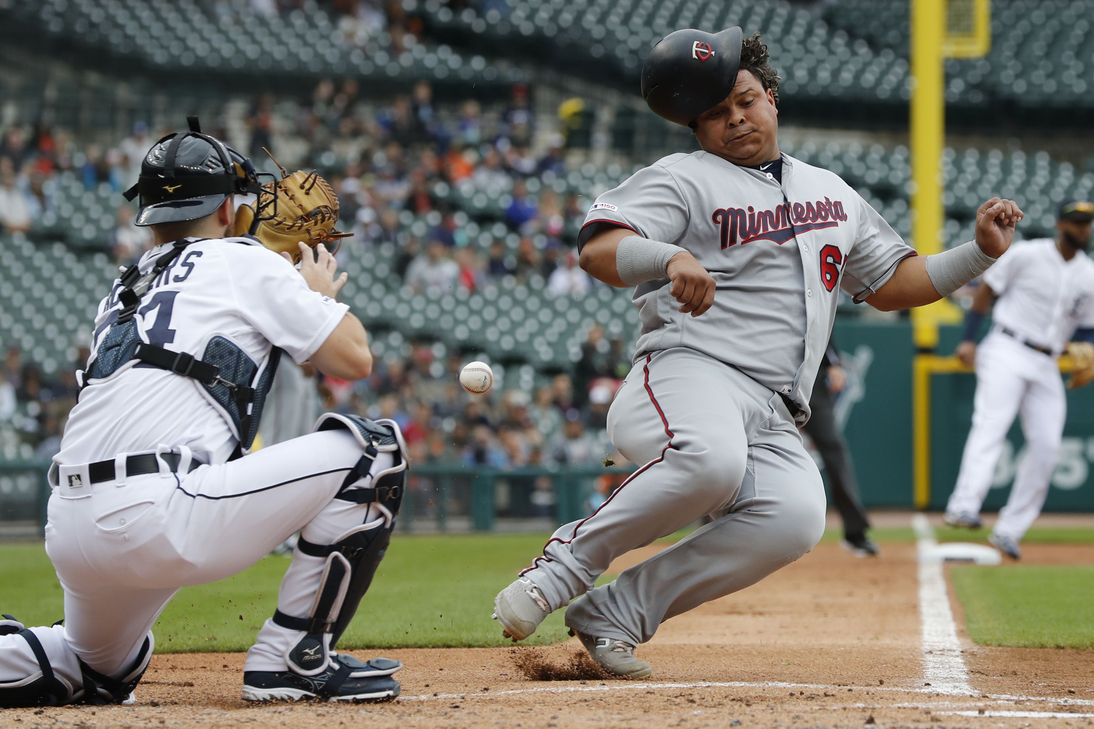 Willians Astudillo: Twins catcher scores from first (video