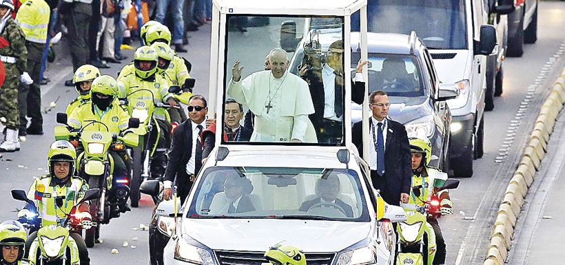 pope-francis-greets-the-crowd-from-the-pope-39634869