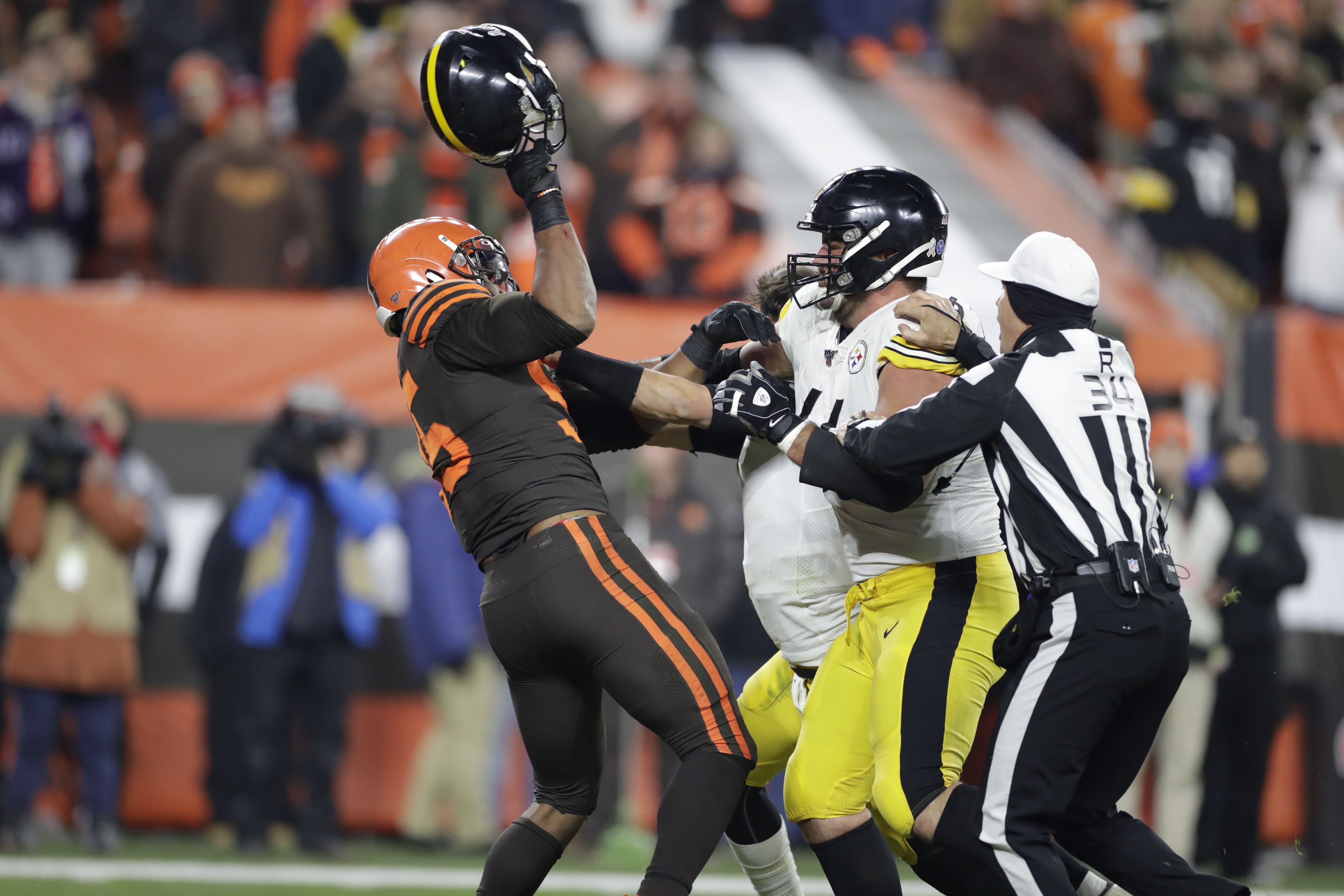 Myles Garrett ejected after assaulting QB Mason Rudolph with helmet in the  final seconds of Browns vs. Steelers game