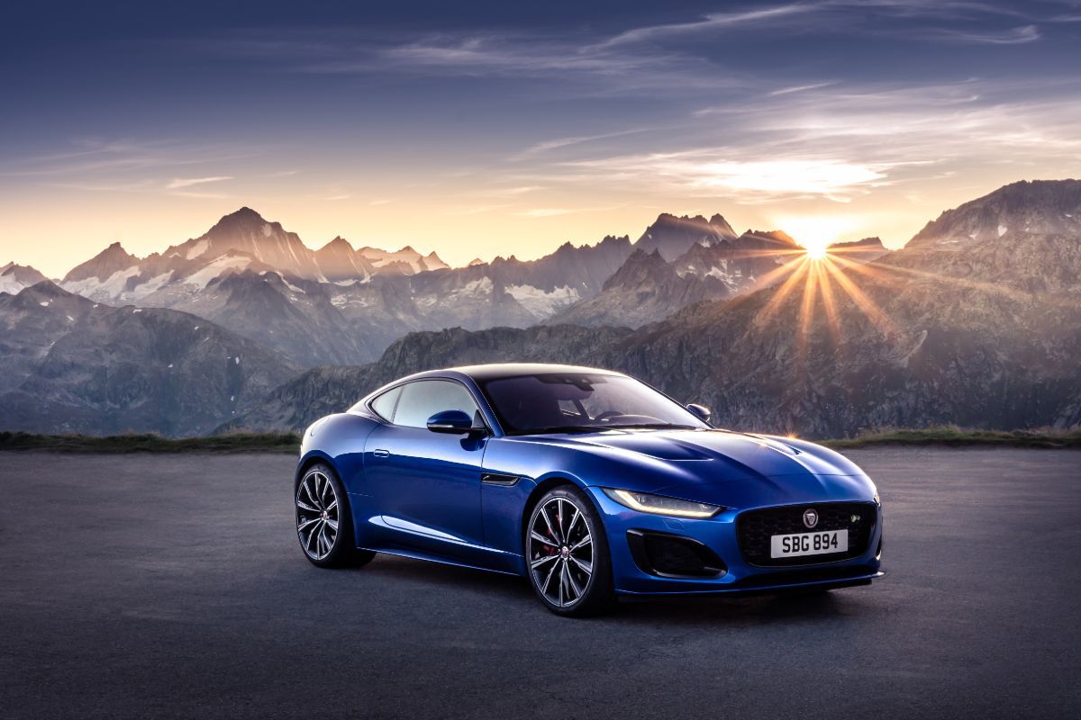 Jag_F-TYPE_R_21MY_Velocity_Blue_Reveal_Switzerland_02.12.19_01