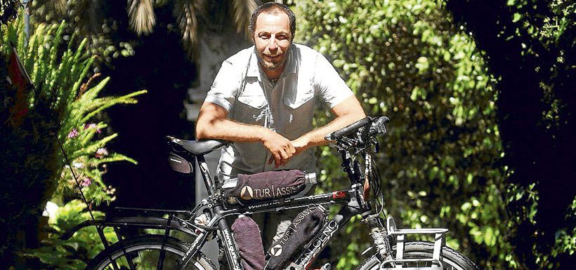 Gürkan Genç (turco que recorre el mundo en bicicleta)