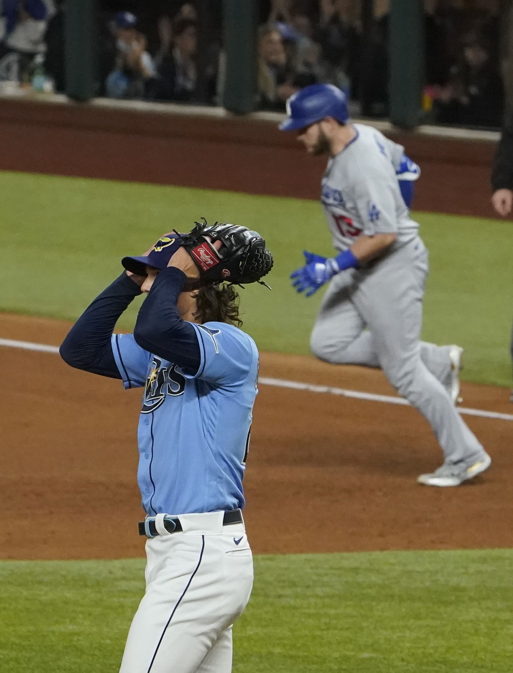 Kershaw stops steal of home, hands Dodgers 3-2 Series lead