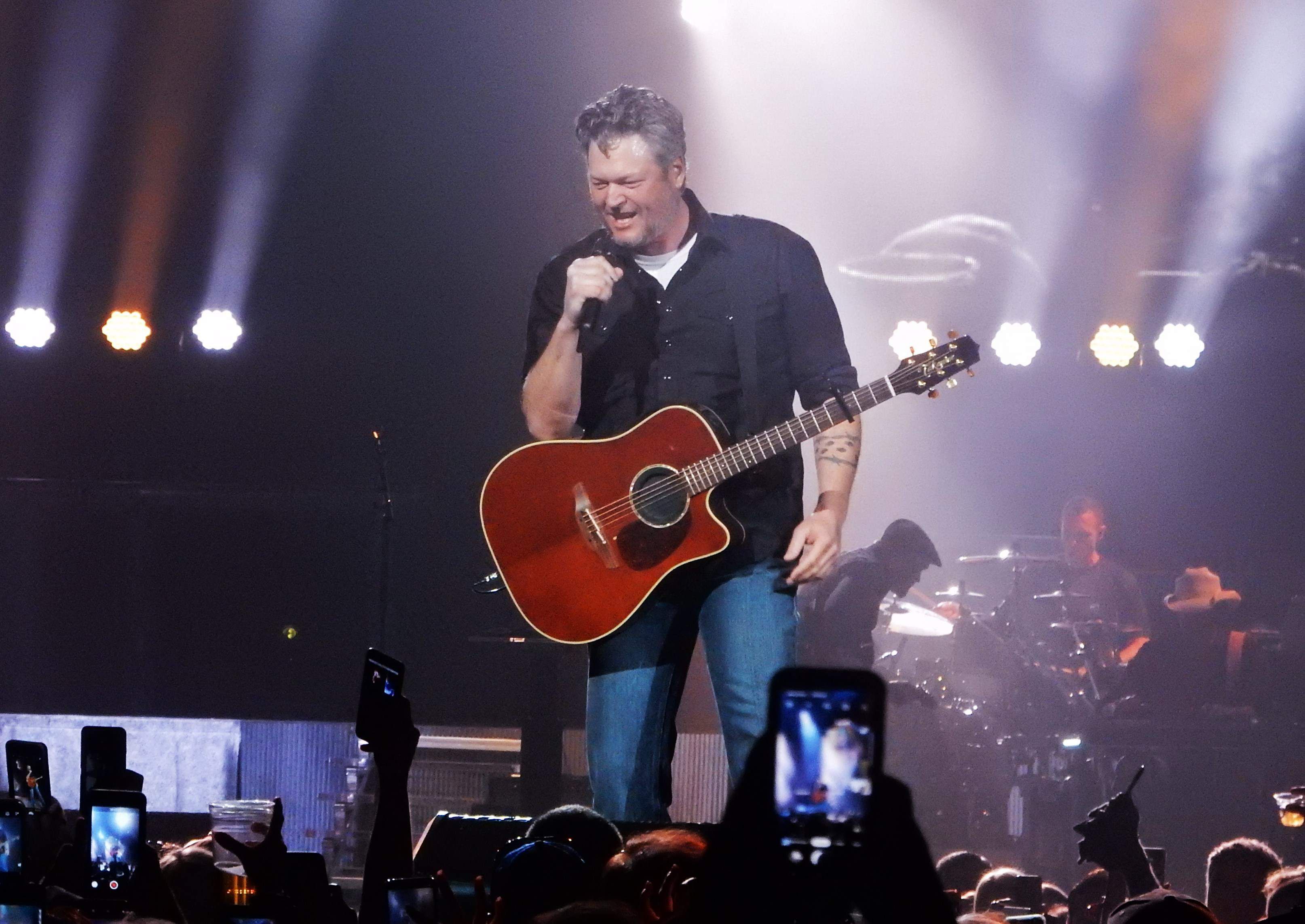 Review: Blake Shelton leads a boozy celebration of country history at  Amalie Arena in Tampa