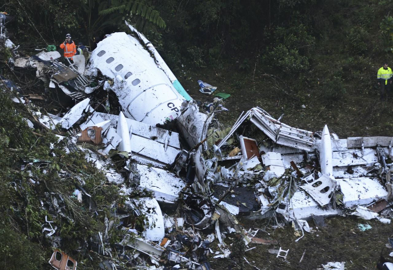 Chapecoense : Avión con equipo de fútbol de Brasil se estrella en Colombia;  hay 81 muertos