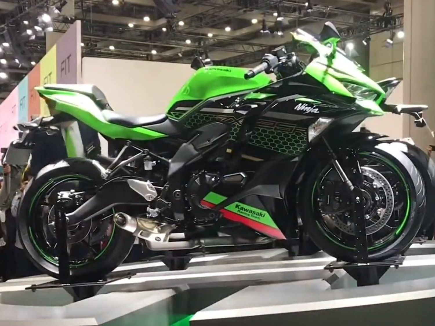 Surichinmoi Vugge Bliv forvirret 2020 Kawasaki Ninja ZX-25R First Look | Cycle World