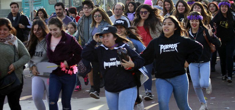 MIles de fans de Justin Bieber espera apertura de puertas del Estadio Nacional