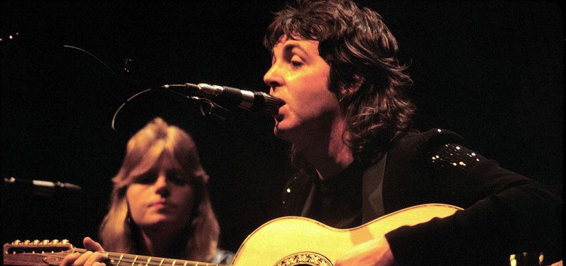 Paul_McCartney_with_Linda_McCartney_-_Wings_-_1976.jpg