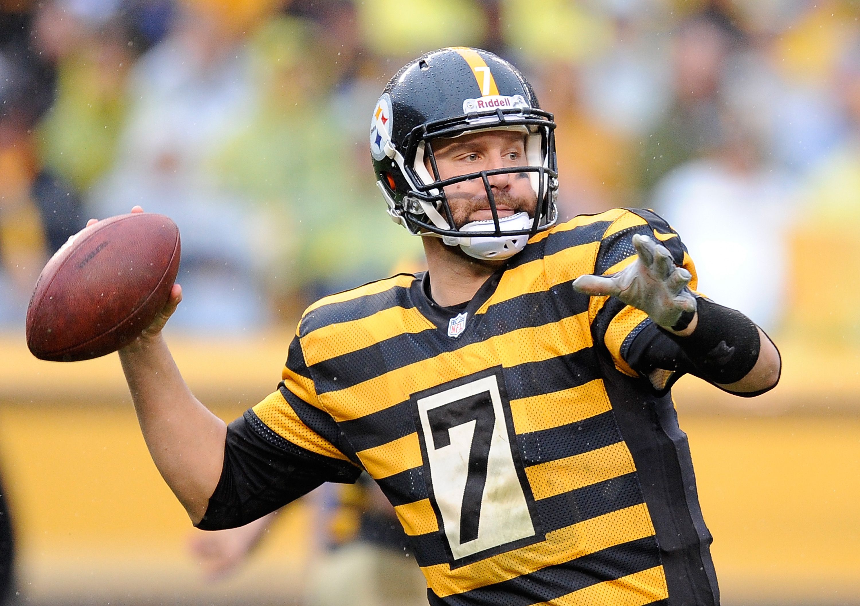 Steelers' jailbird bumblebee throwbacks causing a stir (PHOTOS