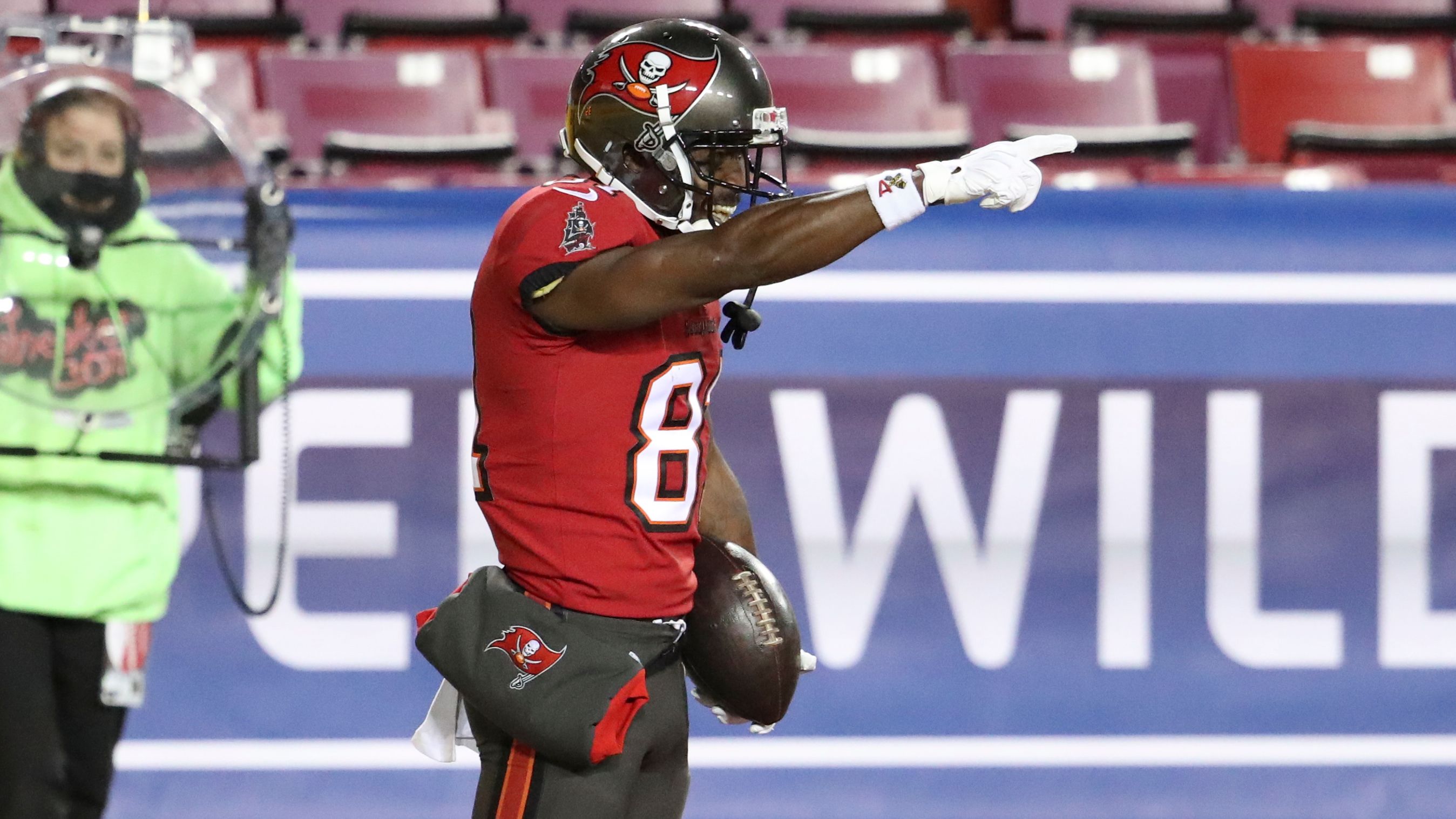 Nov 14, 2021; Landover, MD USA; Tampa Bay Buccaneers inside linebacker  Devin White (45) celebrates after a sack during an NFL game at FedEx Field.  The Washington Football Team beat the Buccaneers