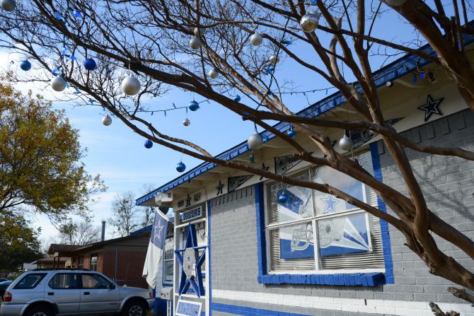 Dallas fan painted his house Cowboys colors: 'I'm not a fanatic'
