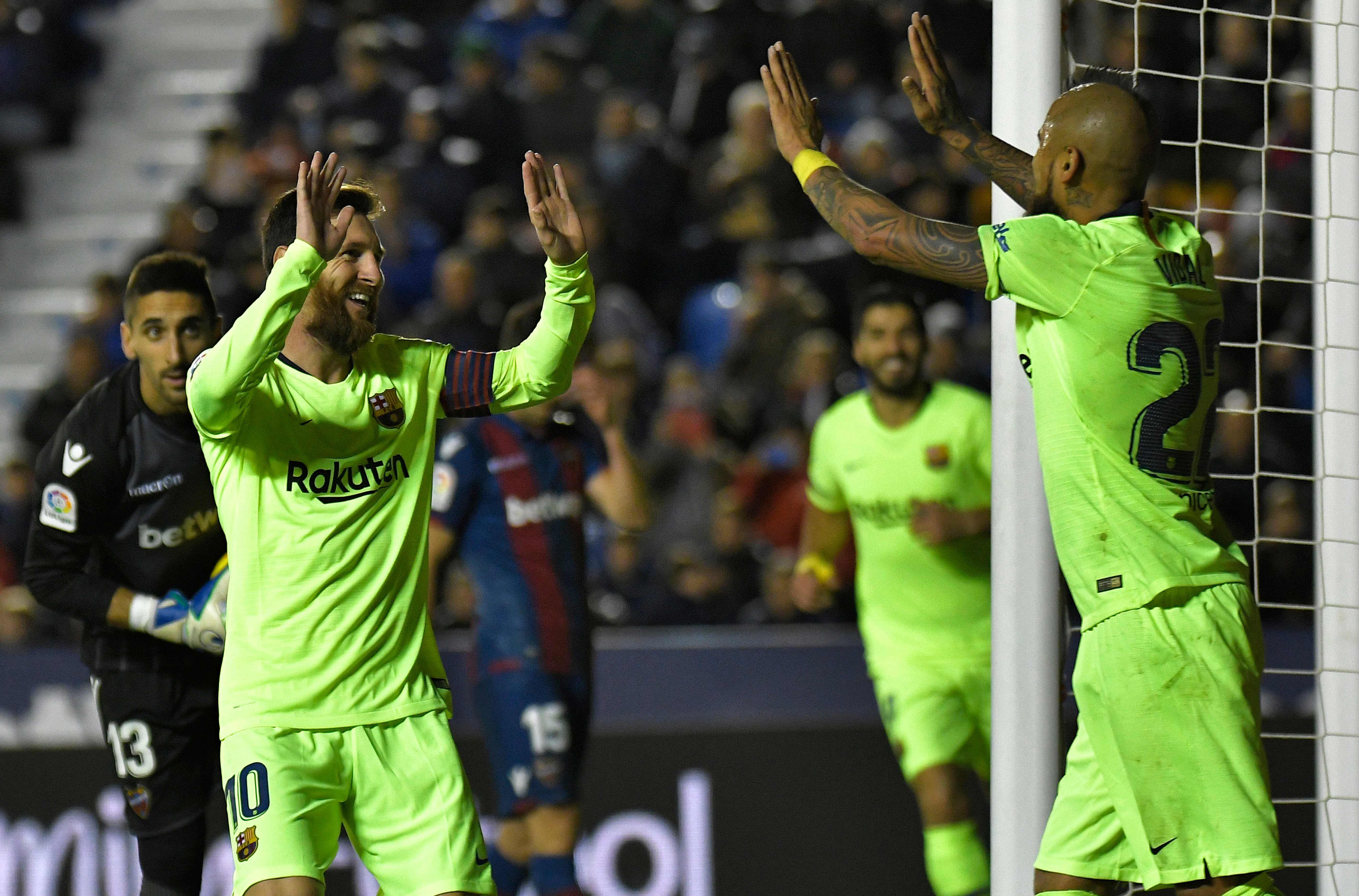 Barcelona's Argentinian forward Lionel Messi (L) celebrates after sco