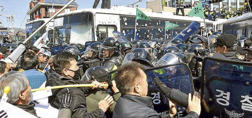 protesters-supporting-south-korean-presiden-36963951