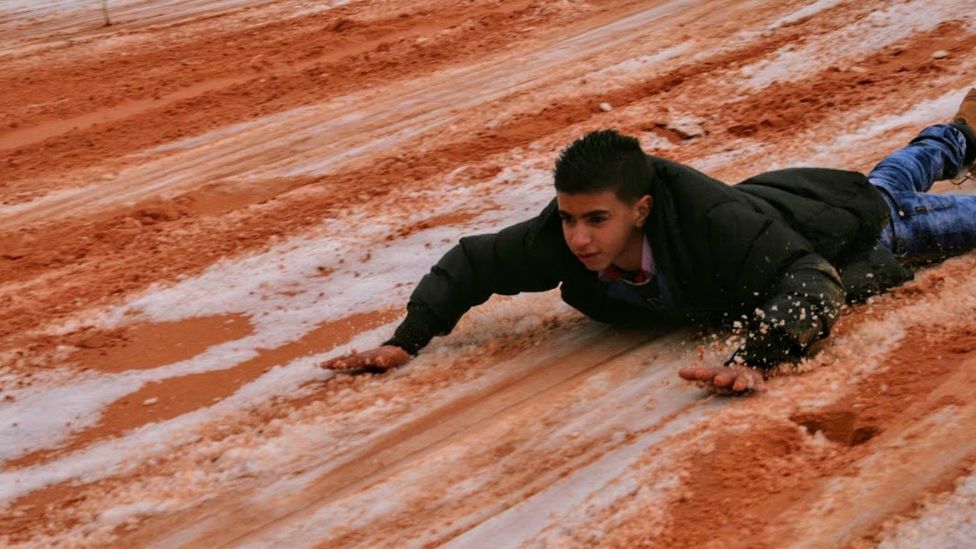 Las bajas temperaturas propiciaron la nevada en el desierto del Sahara. (Fotos gentileza Hamouda Ben jerad)