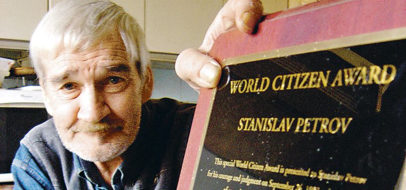 Stanislav Petrov muestra un reconocimiento recibido en 2006.