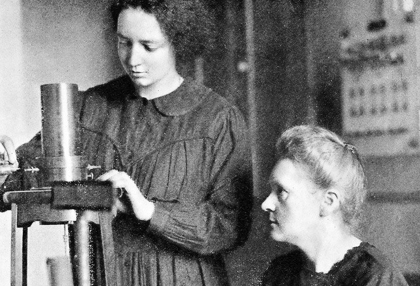 Irène Joliot-Curie (de pie) junto a su madre Marie Curie