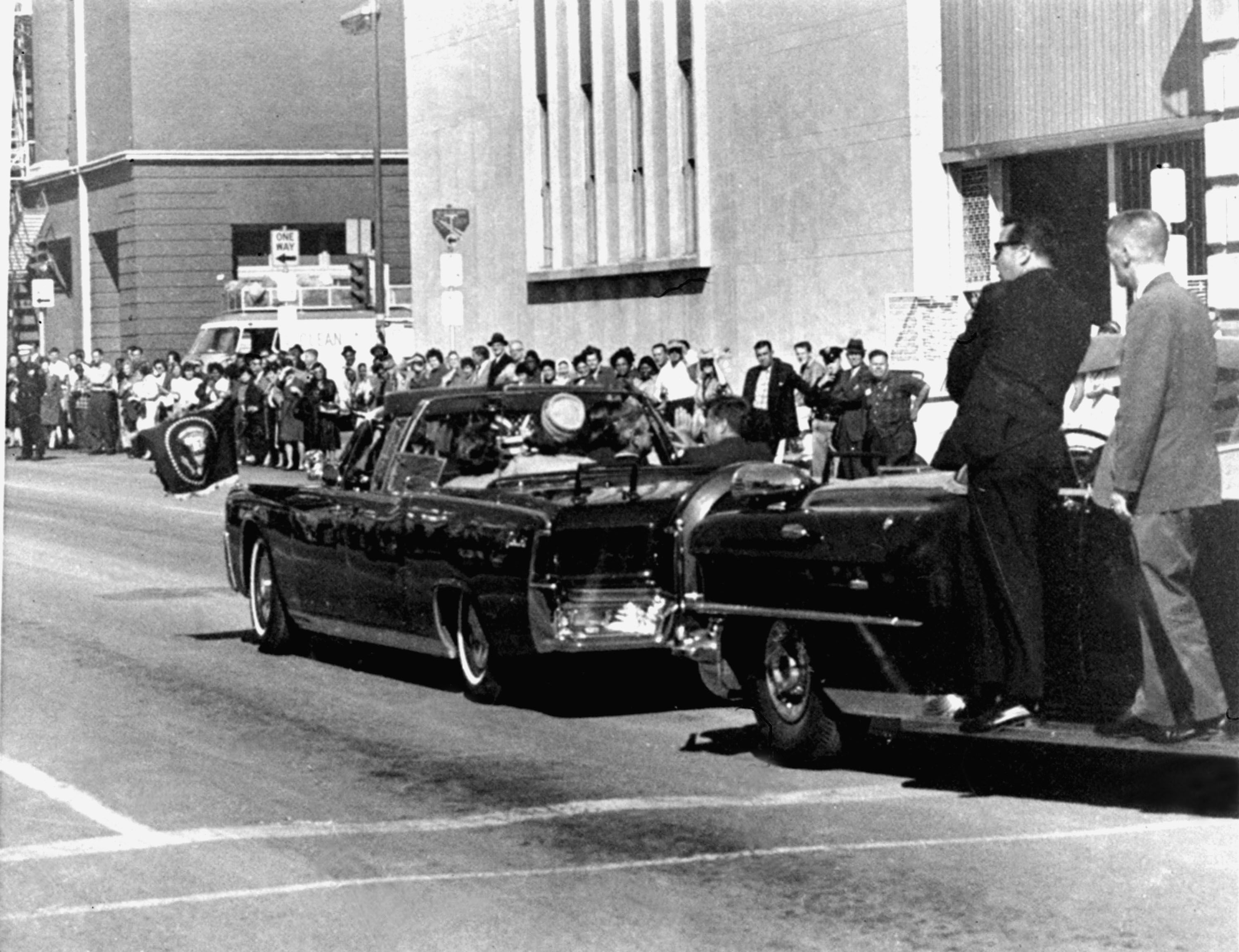 PRESIDENT JOHN F KENNEDY & JACKIE 1963 DALLAS MOTORCADE ASSASSINATION 8X10 PHOTO 