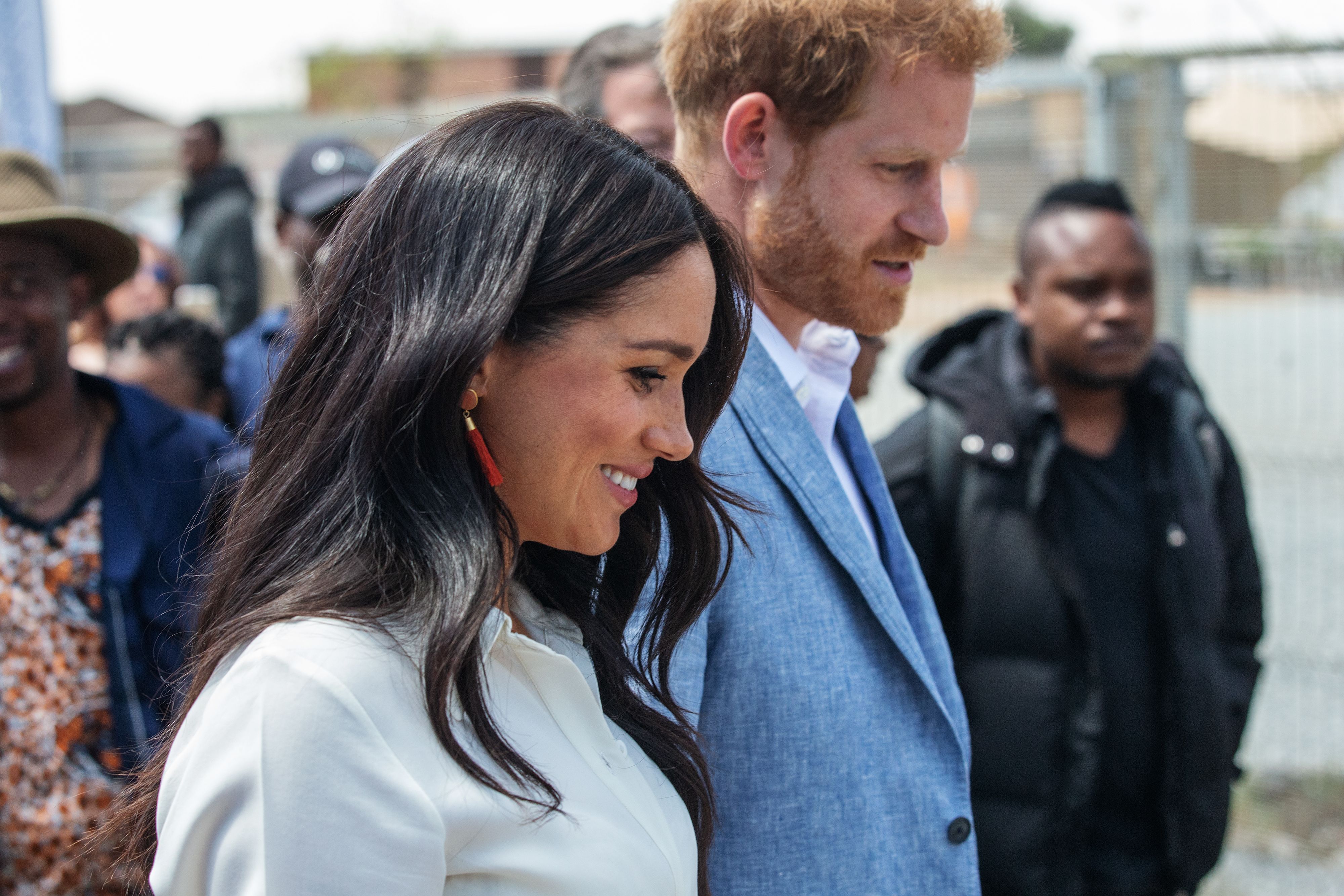 Meghan Steps out on Set of Suits - Meghan's Mirror