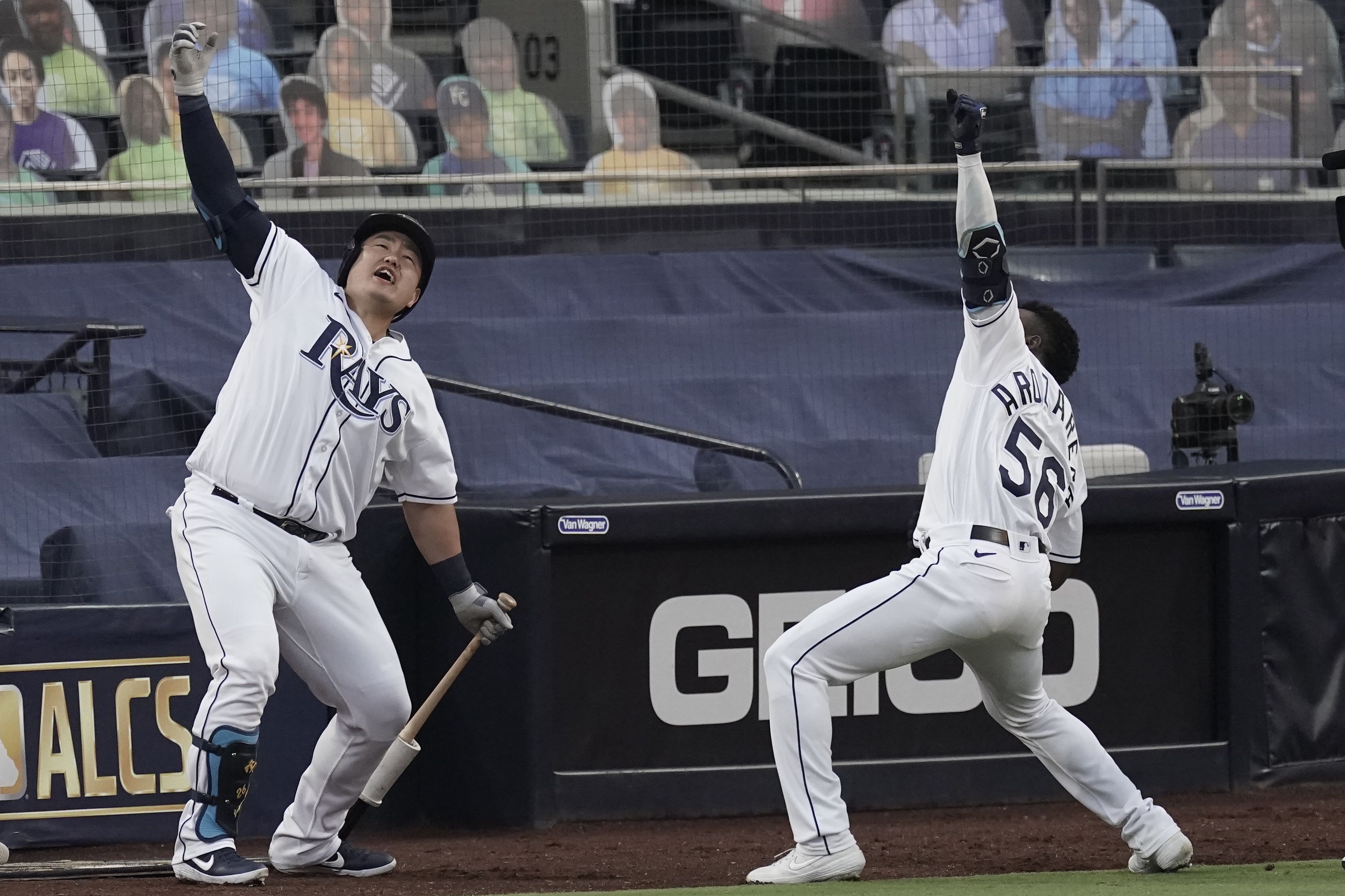 Randy Arozarena breaks Bonds' HR record, scores wild winning run