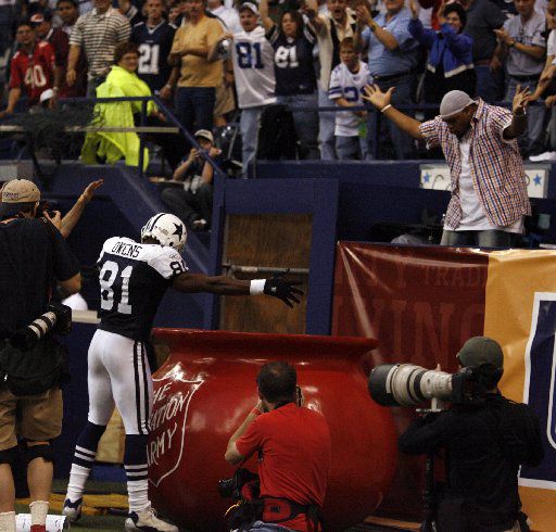 Terrell Owens & The Original Salvation Army Bucket Touchdown Celebration