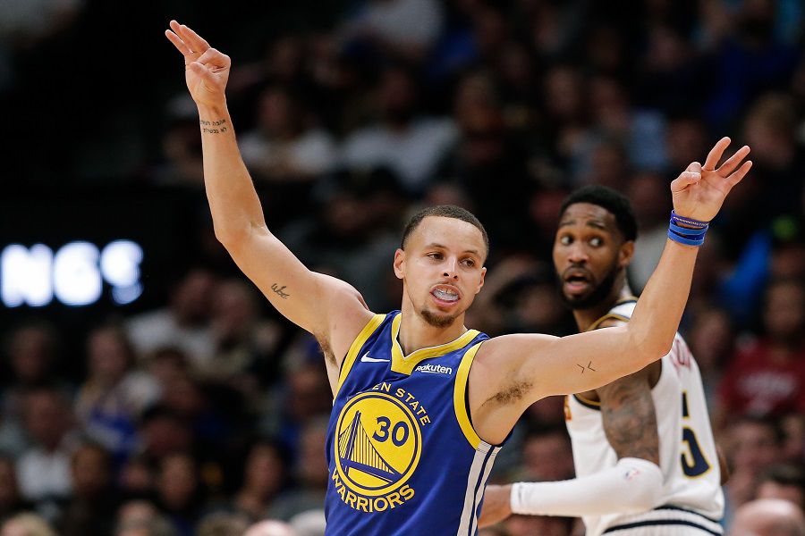 Stephen Curry celebrando un tiro de tres puntos.