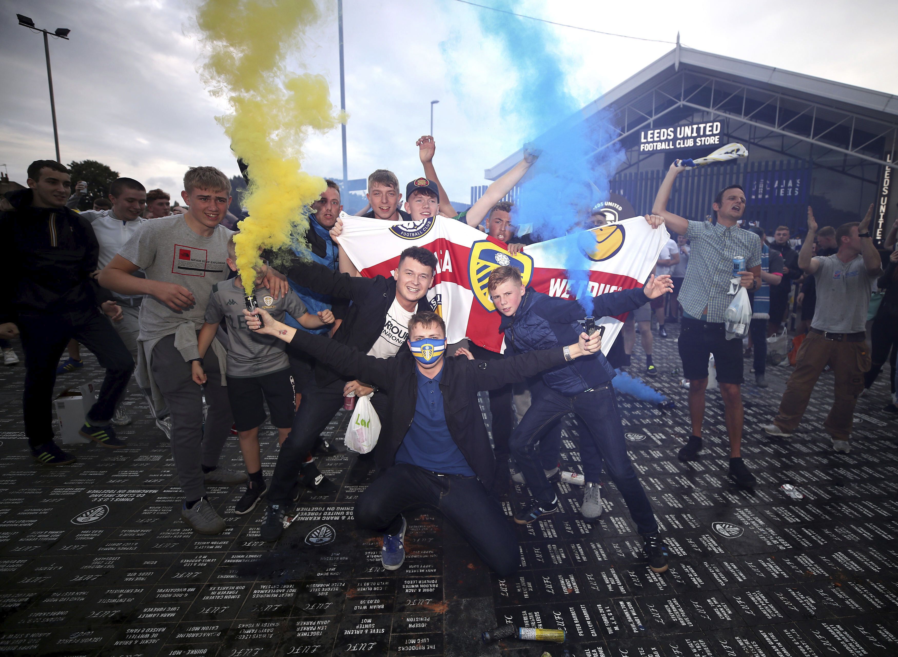 Hinchas del Leeds celebran el ascenso