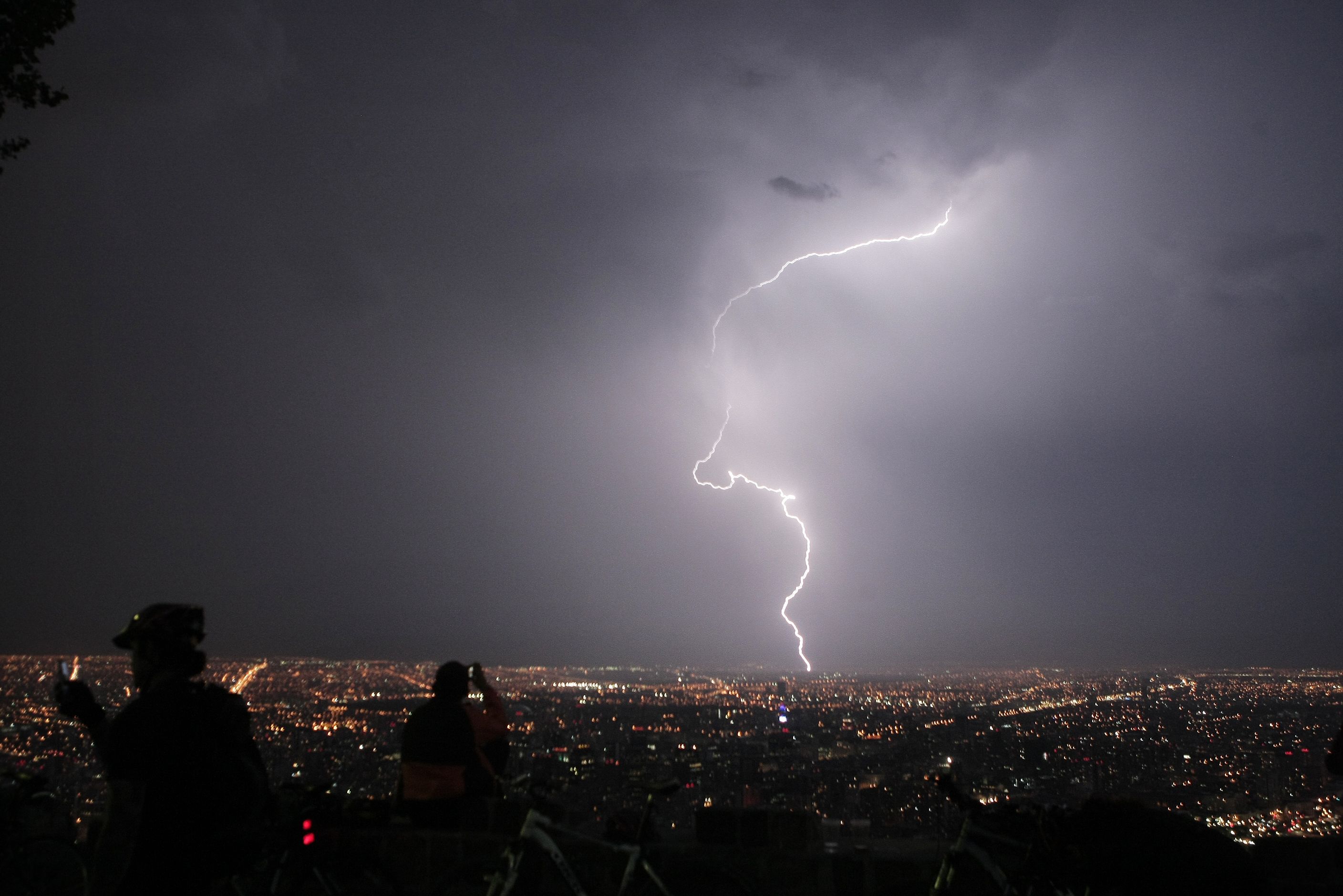 Un inquietante halo de luz roja parpadeó en el cielo como un ovni: ¿qué es  este fenómeno? - La Tercera