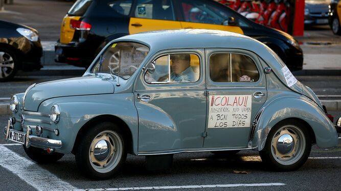 propietarios-coches-historicos-manifiestan-Barcelona_1427567582_115019637_667x375