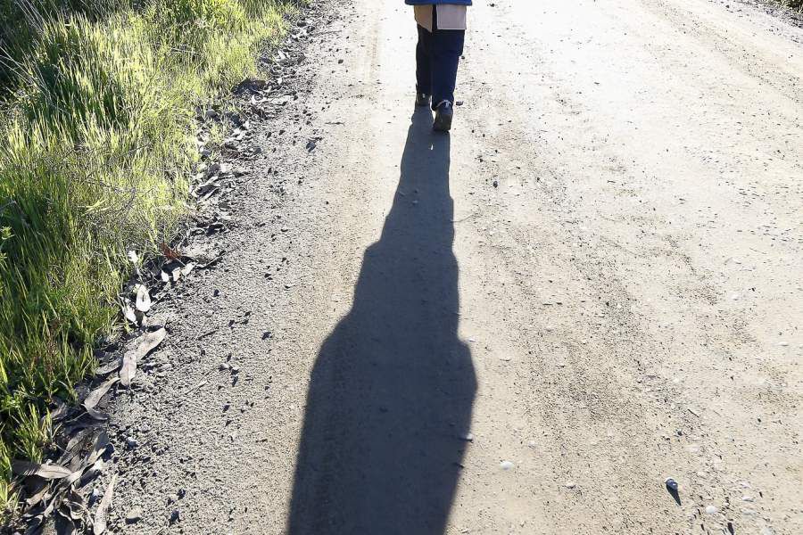 Maximiliano-García-Niño-recorre-cinco-kms-para-llegar-a-su-escuela-en-Lloicura-Tomé-10-min-900x600.jpg