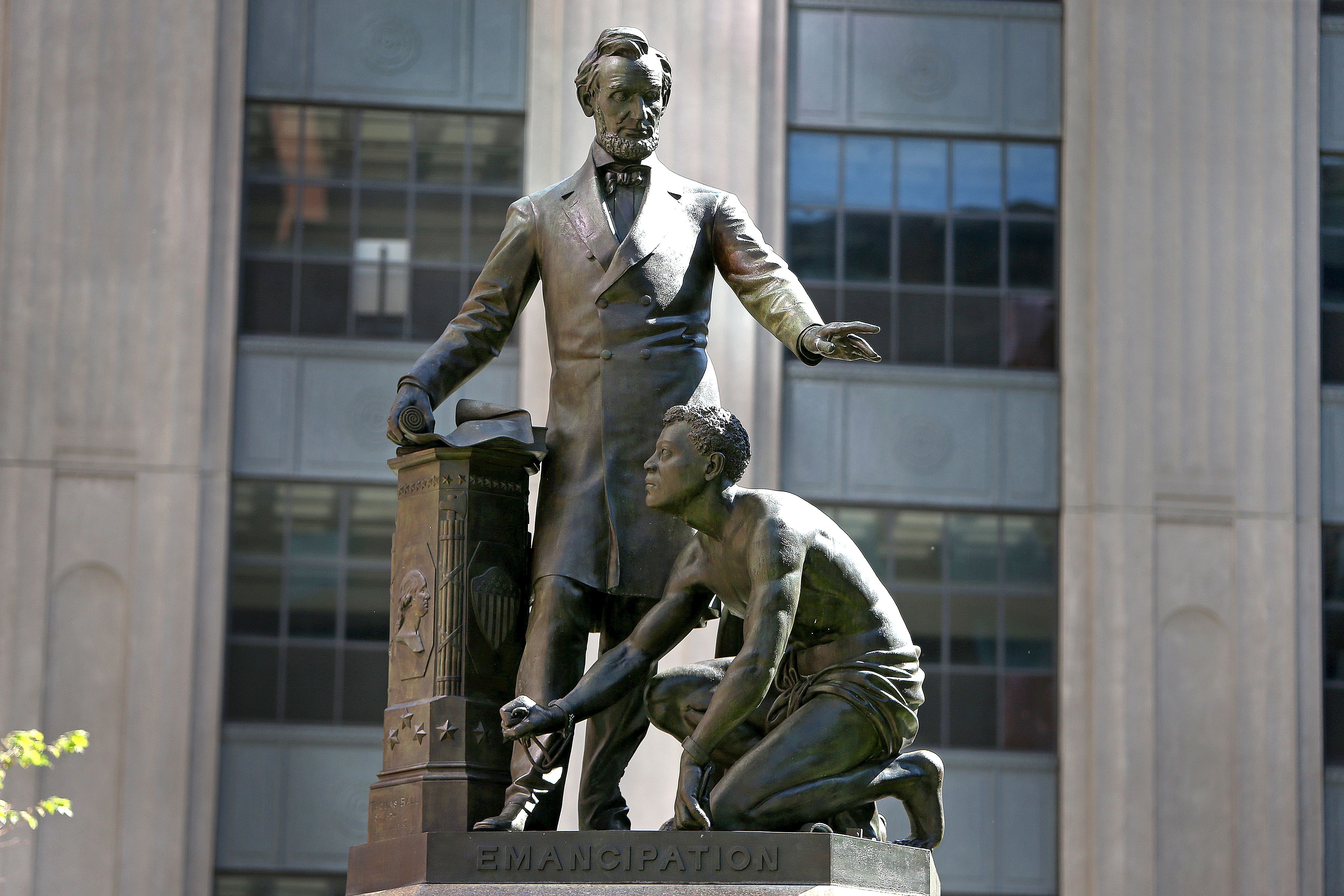 abraham lincoln statue hands