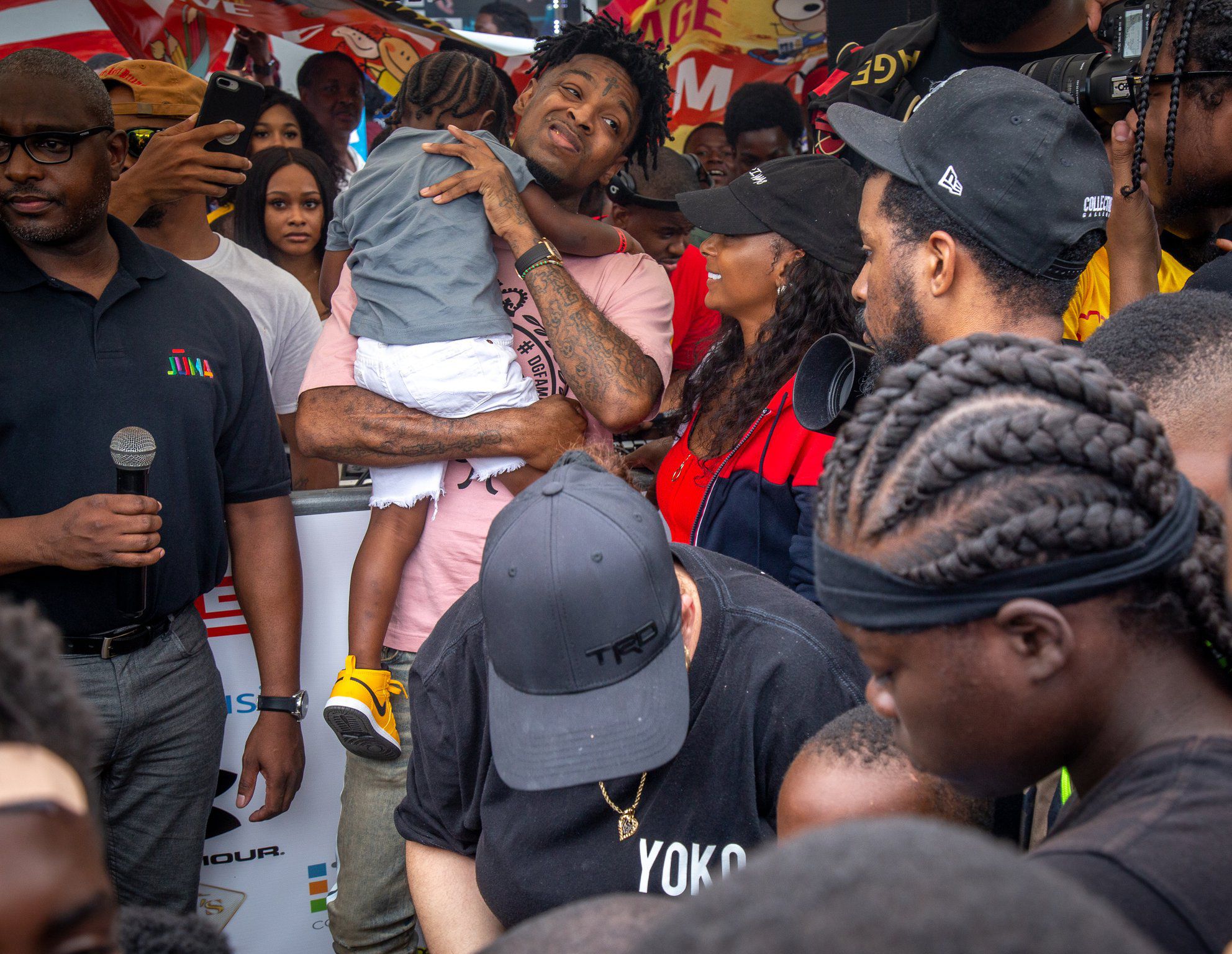 21 Savage Supports 2,300 Kids in Atlanta with Fourth Annual 'Issa Back 2  School Drive' - The Source