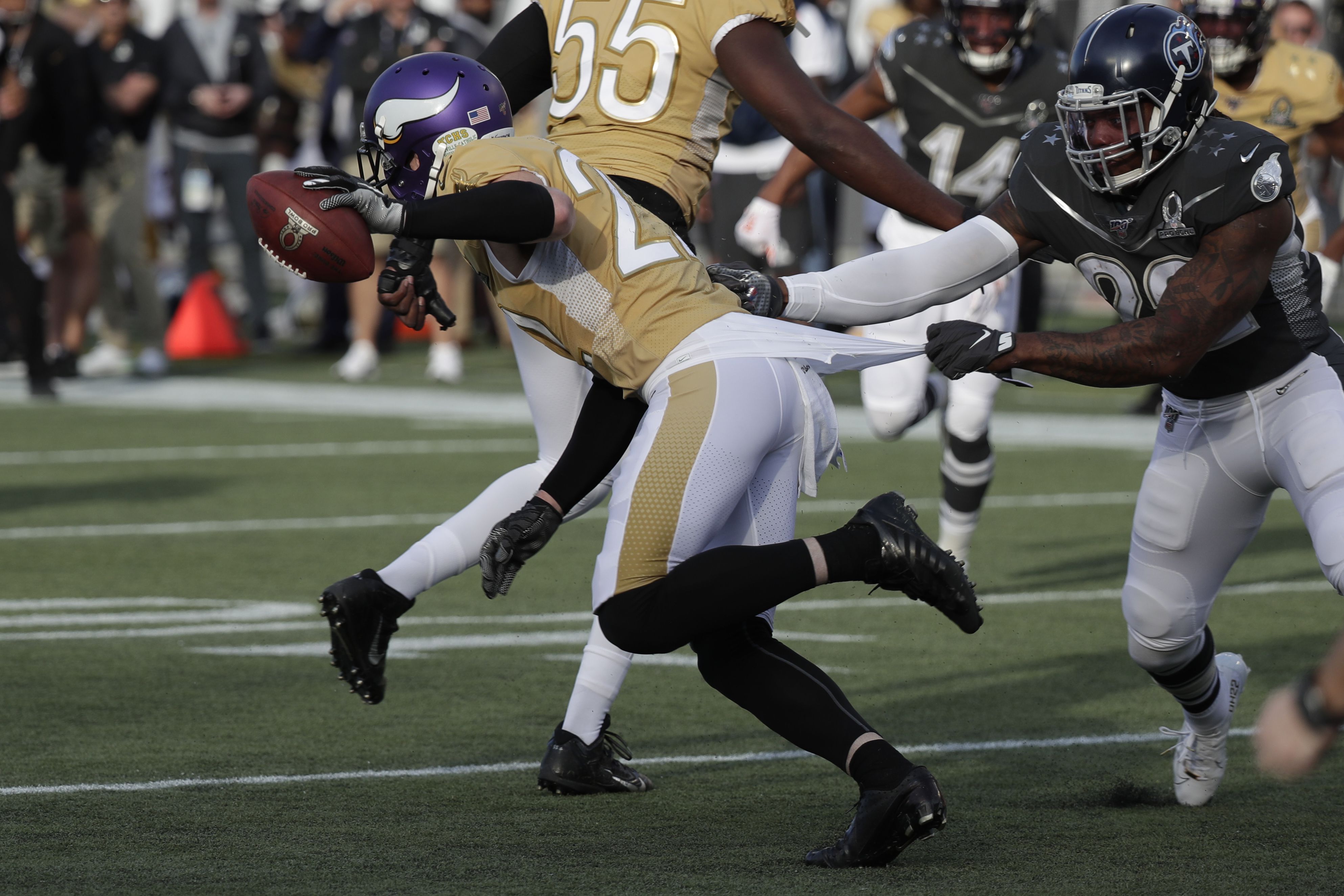 Jaguars DE Calais Campbell pays tribute to Kobe Bryant with prayer during  Pro Bowl game