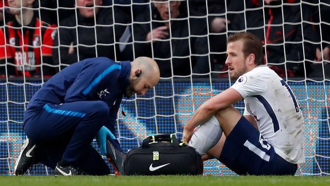 Harry Kane da Inglaterra disputa a bola com jogadores do Panama realizada  neste domingo, 24, no