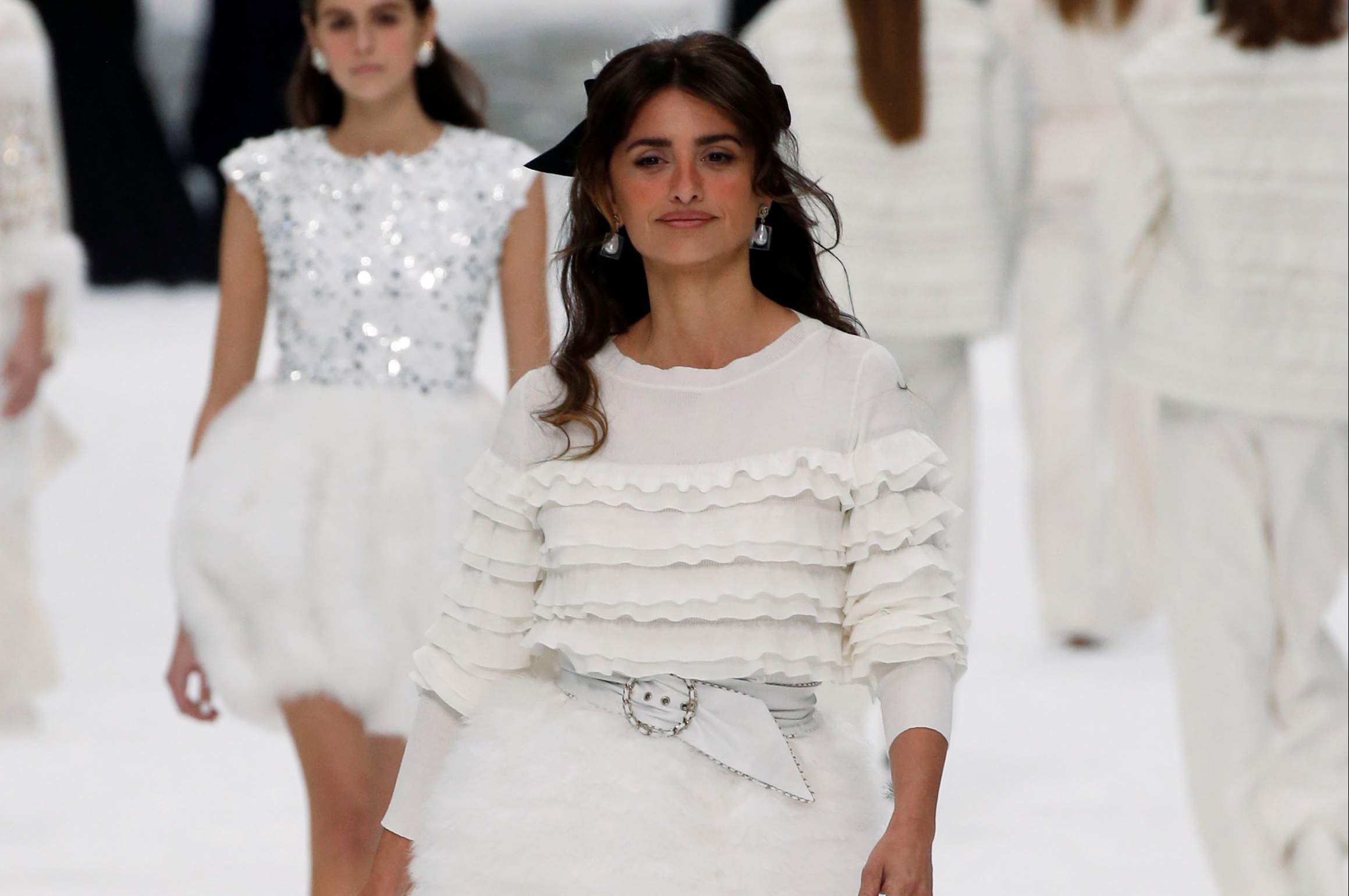 Penélope Cruz encabeza el último desfile de Chanel diseñado por Karl  Lagerfeld - La Tercera