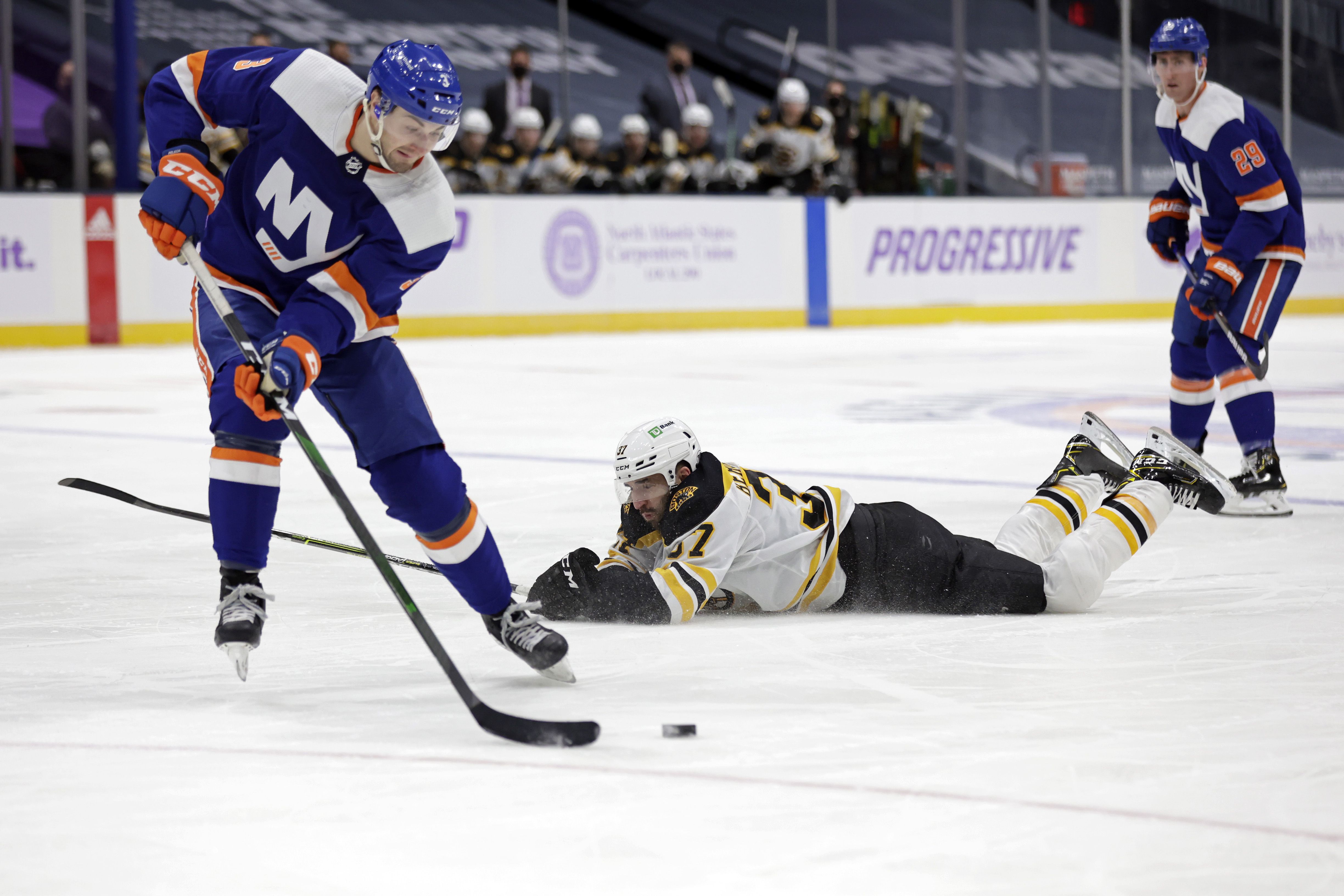 Pageau, Barzal help Islanders top hot Bruins