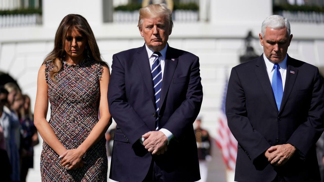 Donald Trump, Mike Pence e Ivanka Trump en un minuto de silencio por las víctimas del tiroteo ocurrido en Las Vegas. Reuters