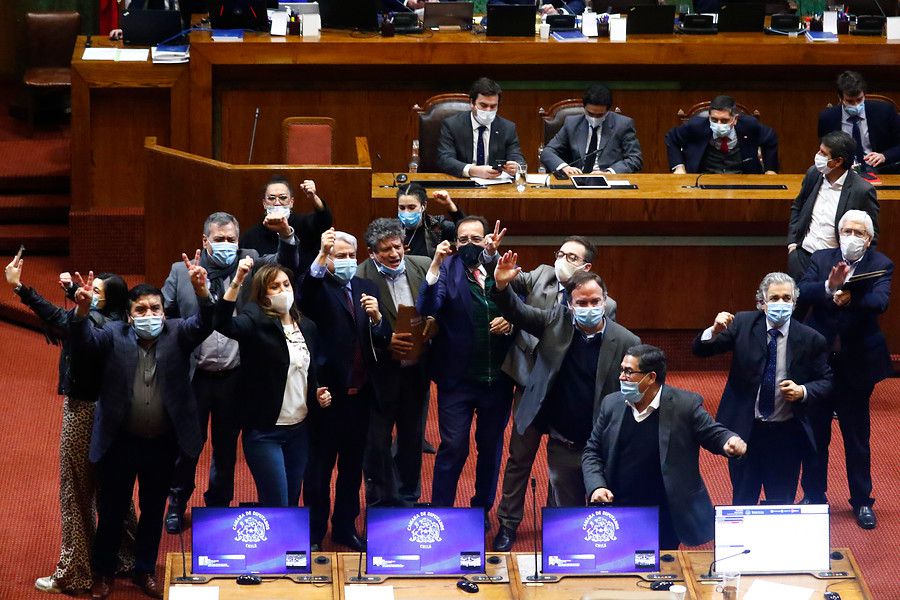 Diputados oposición celebrando en la Cámara