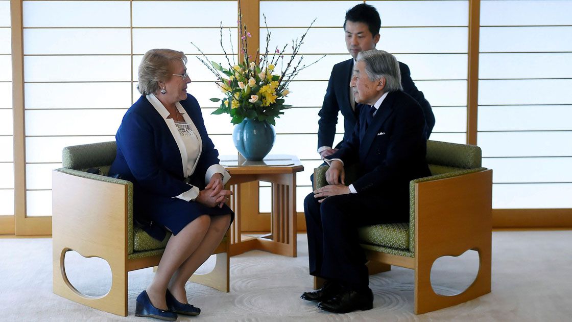 El emperador de Japón recibe a la presidenta chilena Michelle Bachelet