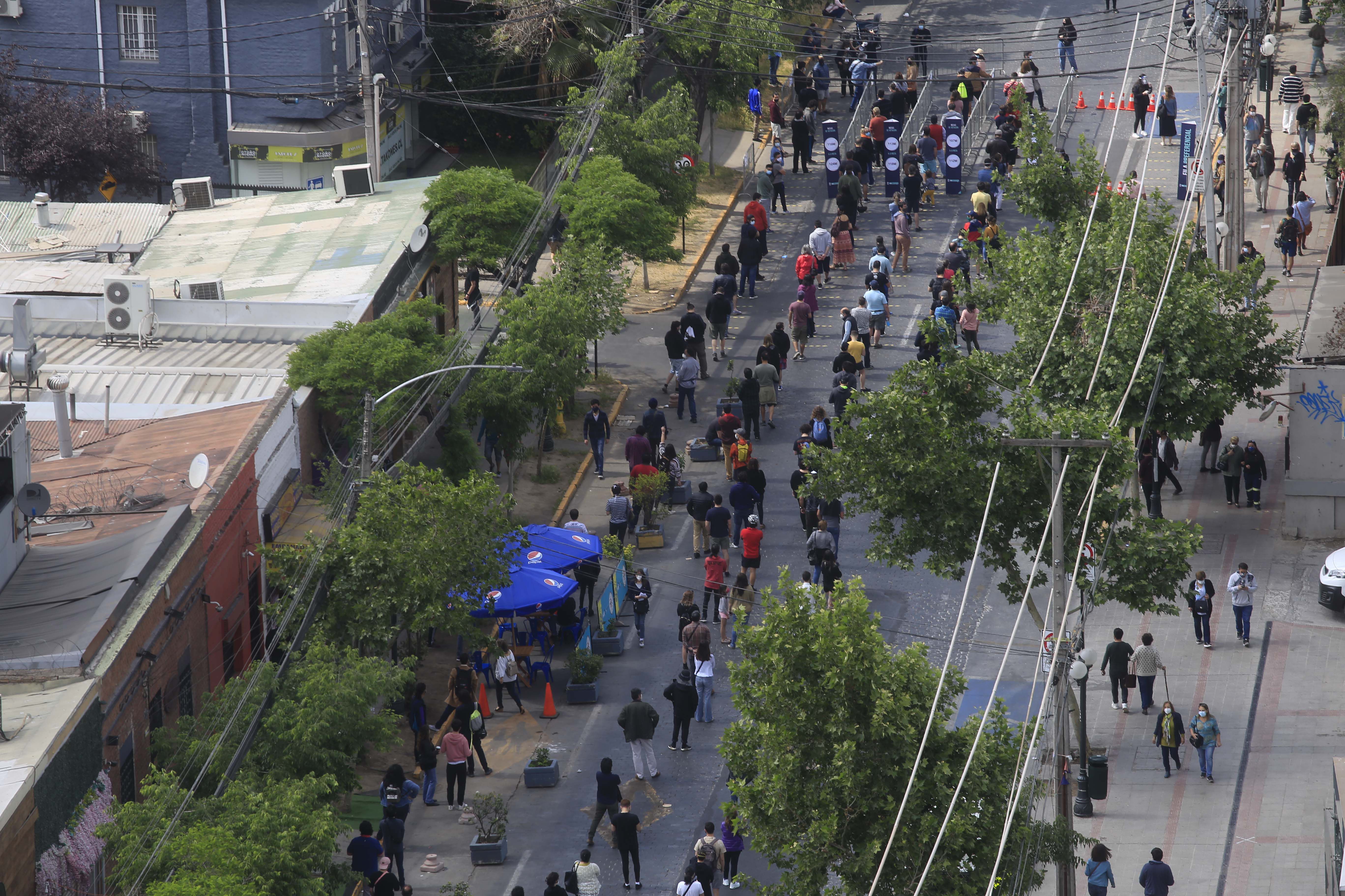 PROVIDENCIA: Largas Filas para votar en Colegio de Providencia