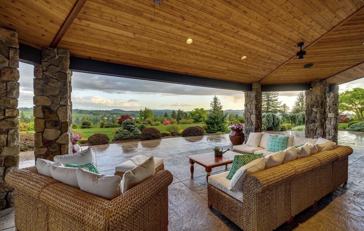 20 Homes With Striking Indoor-Outdoor Living Spaces