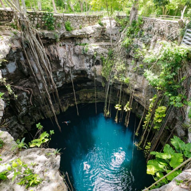 _104043300_cenote1.jpg