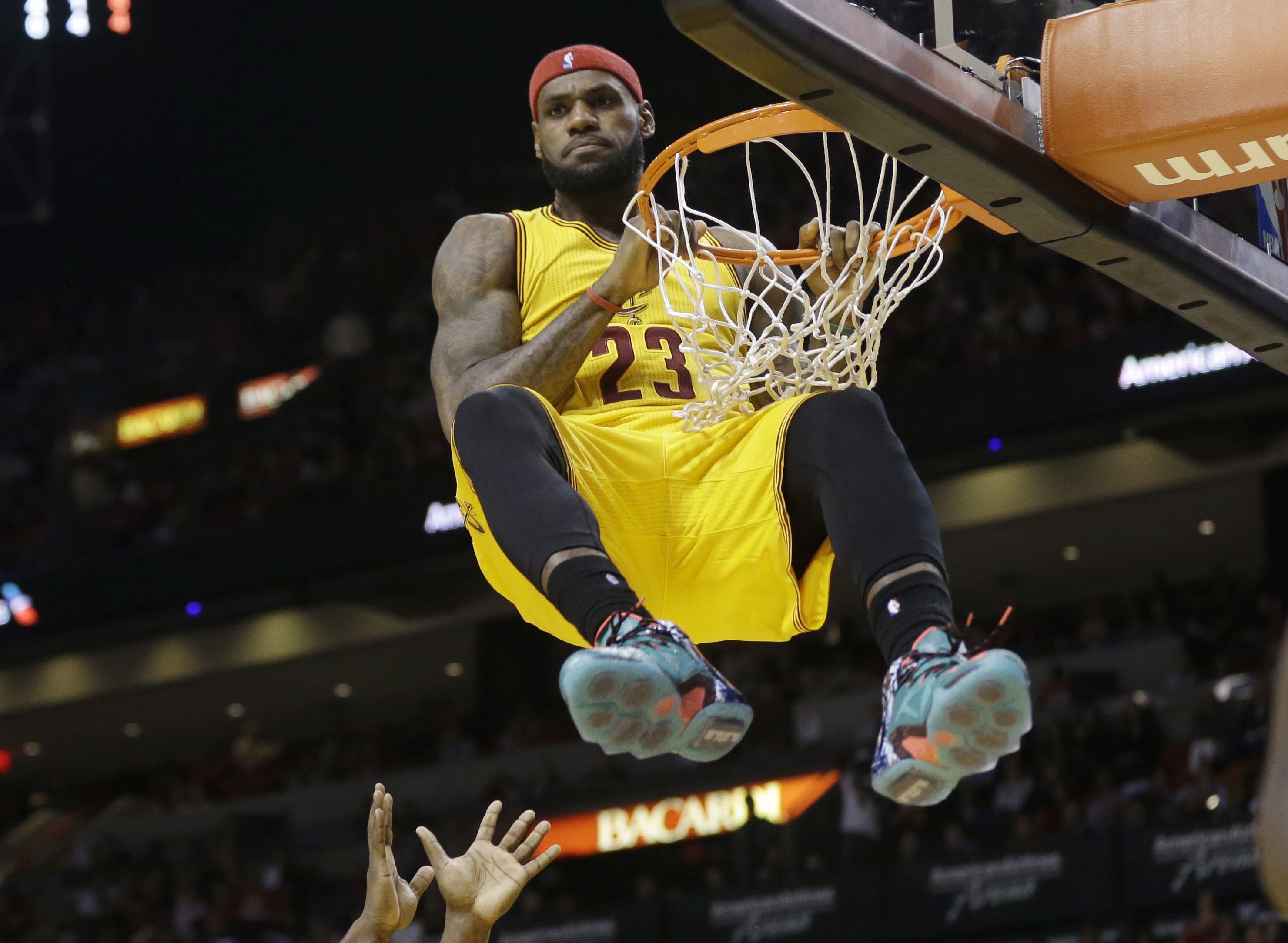 LeBron reminds former Cavs teammate of vicious poster dunk 