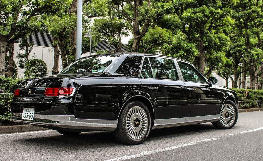 toyota-century-83-900x551.jpg