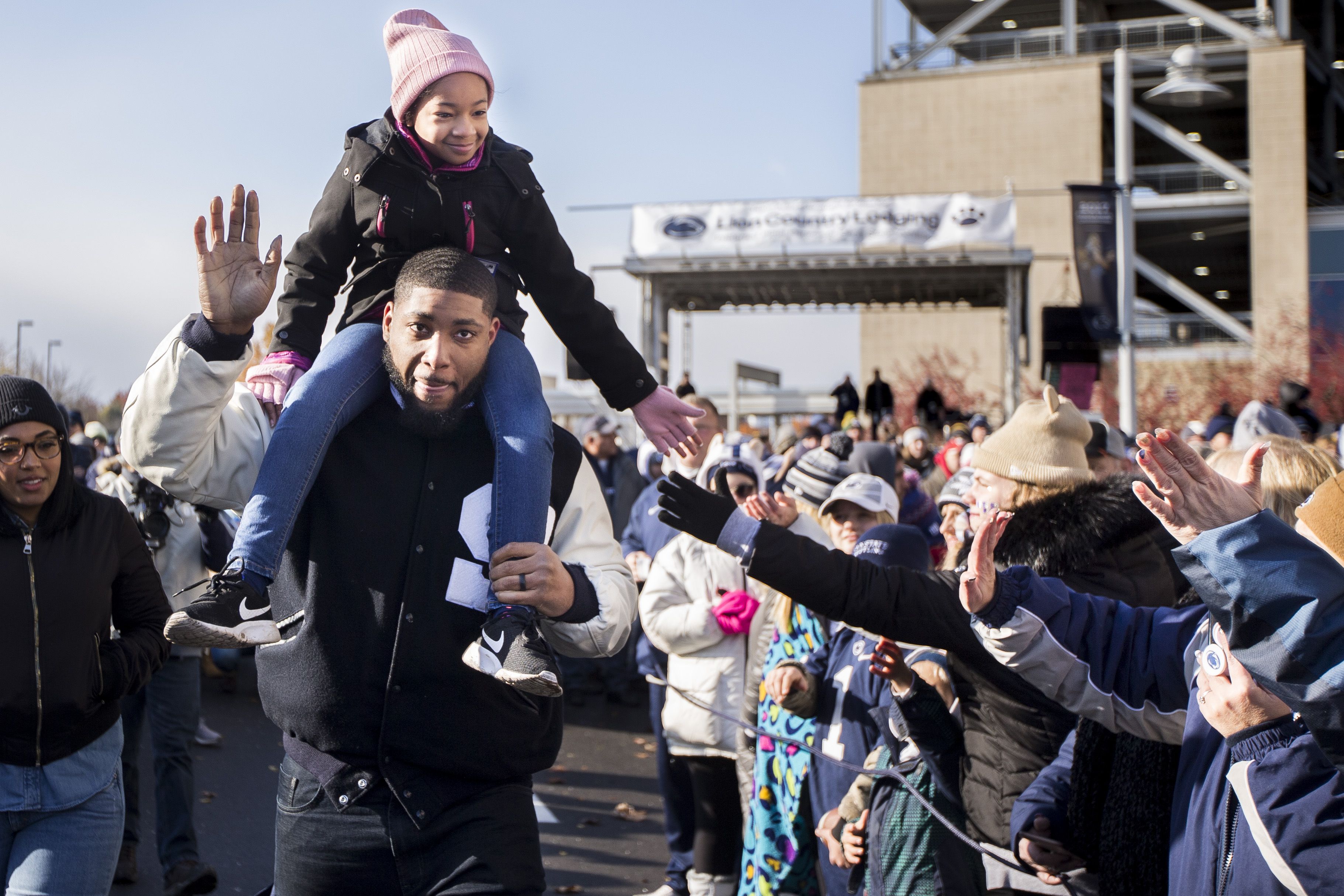 Featured Friend: Former NFL player Devon Still on his daughter's cancer  diagnosis, recovery