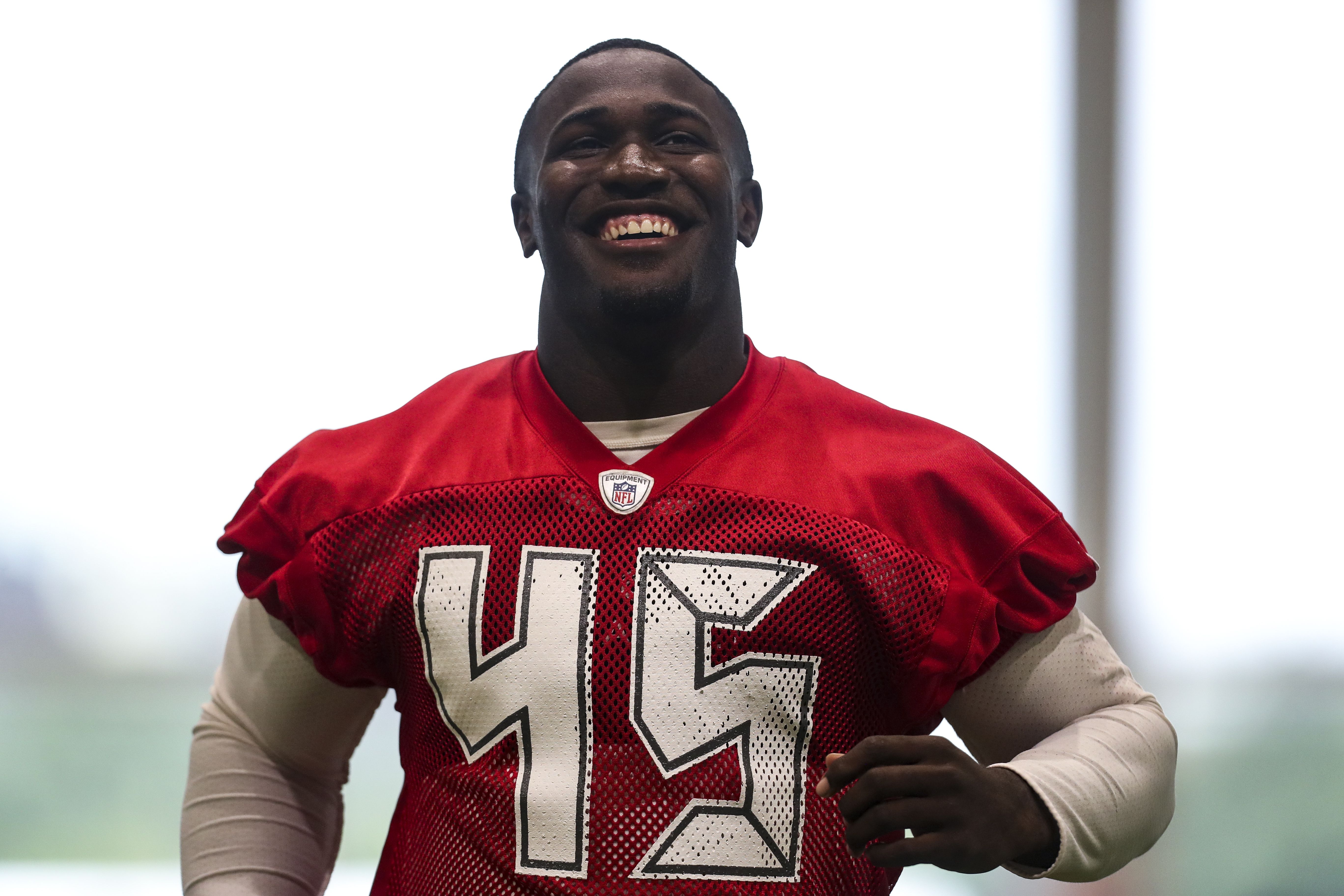 Devin White at Buccaneers camp but not practicing amid holdout