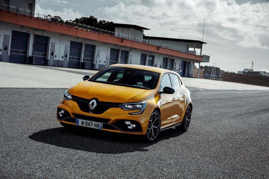 21219685_2018_Renault_MEGANE_IV_R_S_TROPHY_tests_drive_in_Portugal-900x600.jpg