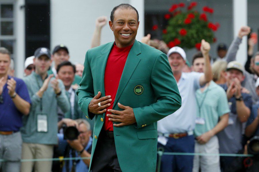 Tiger woods celebrates (752380)