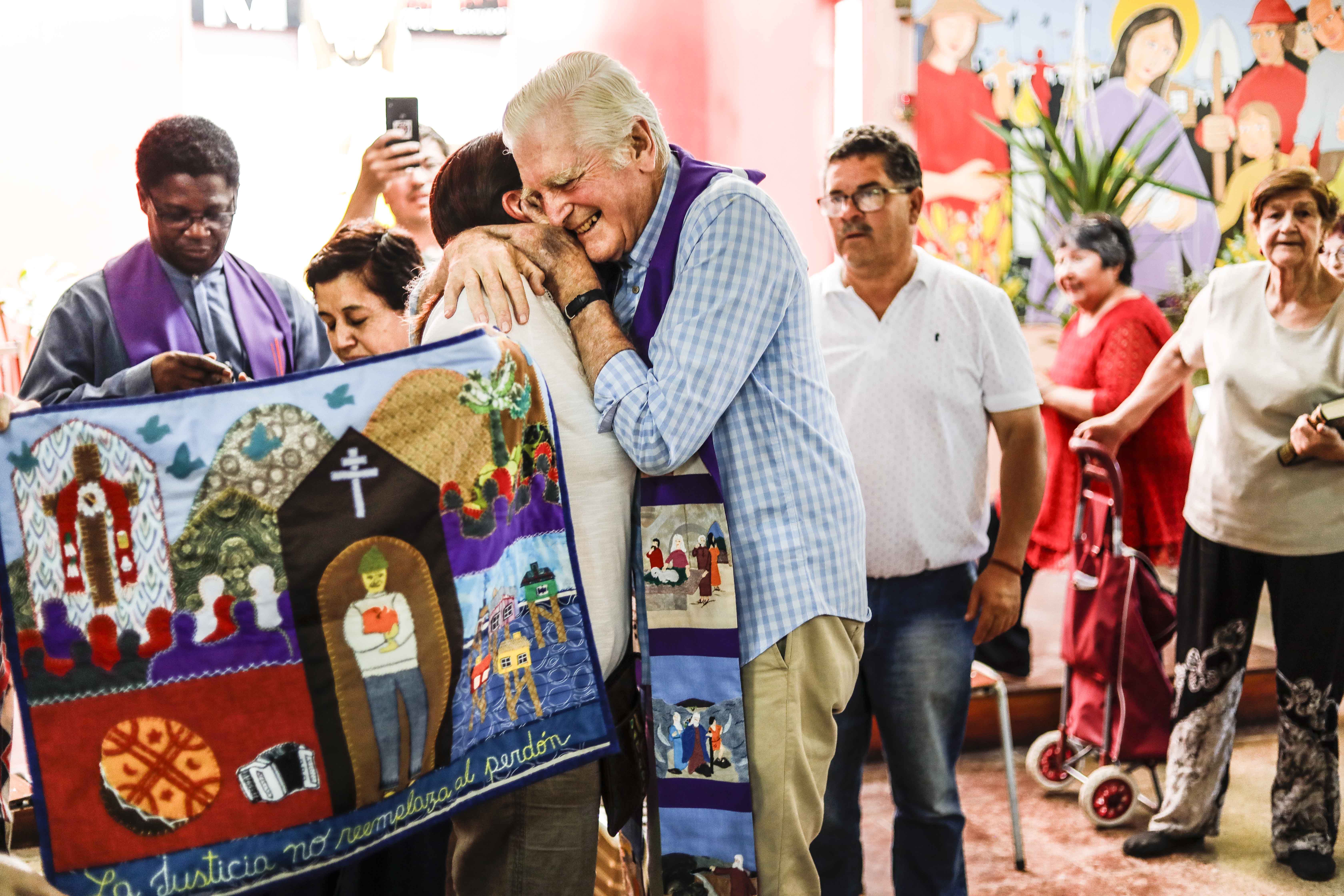 Después de una misa en la parroquia de Villa Francia, muchos fieles se acercan a saludar a Puga. | Foto: Roberto Candia